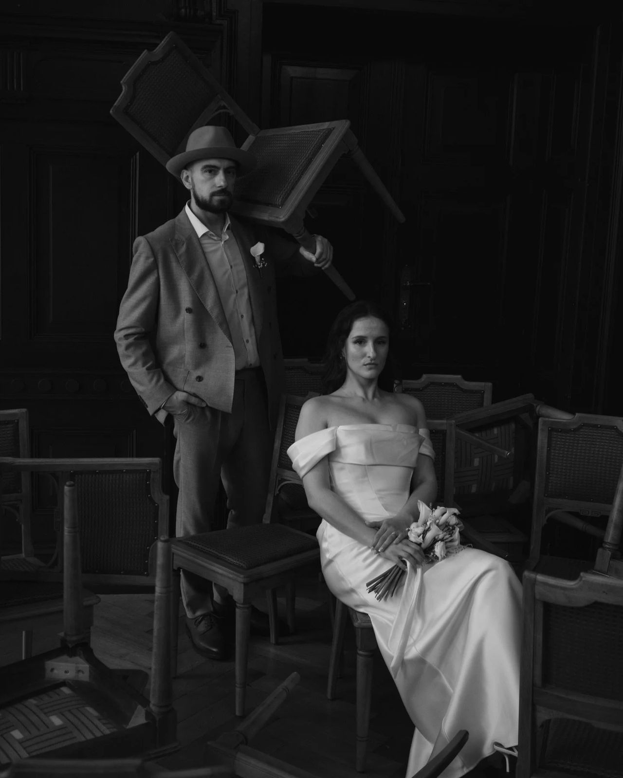 Editorialportrait Brautpaar in historischem Holzsaal – kreative Hochzeitsfotografie