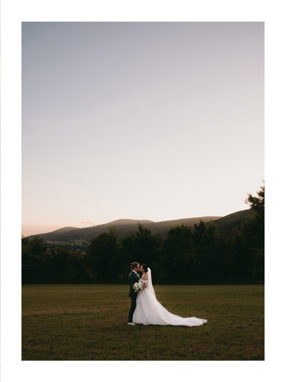 Brautpaar beim Kuss auf einer weiten Wiese — Vogesen-Panorama, Hochzeitsfotografie