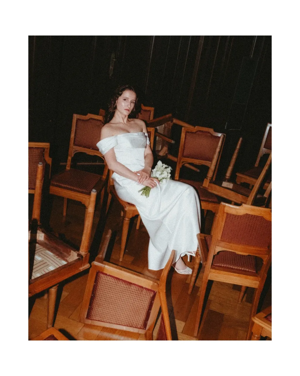 Braut sitzt nachdenklich bei der Zeremonie