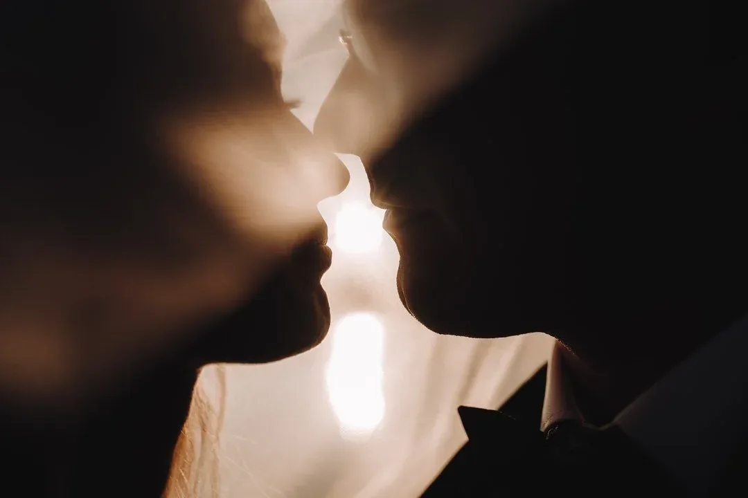 Brautpaar Kuss als Silhouette im Gegenlicht