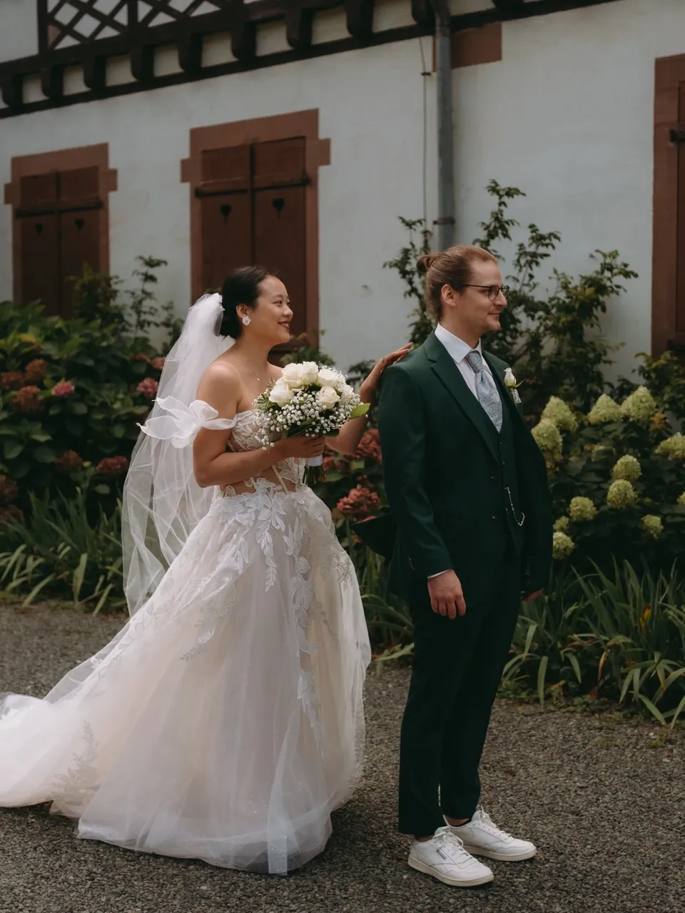 First Look — Braut tippt dem Bräutigam auf die Schulter