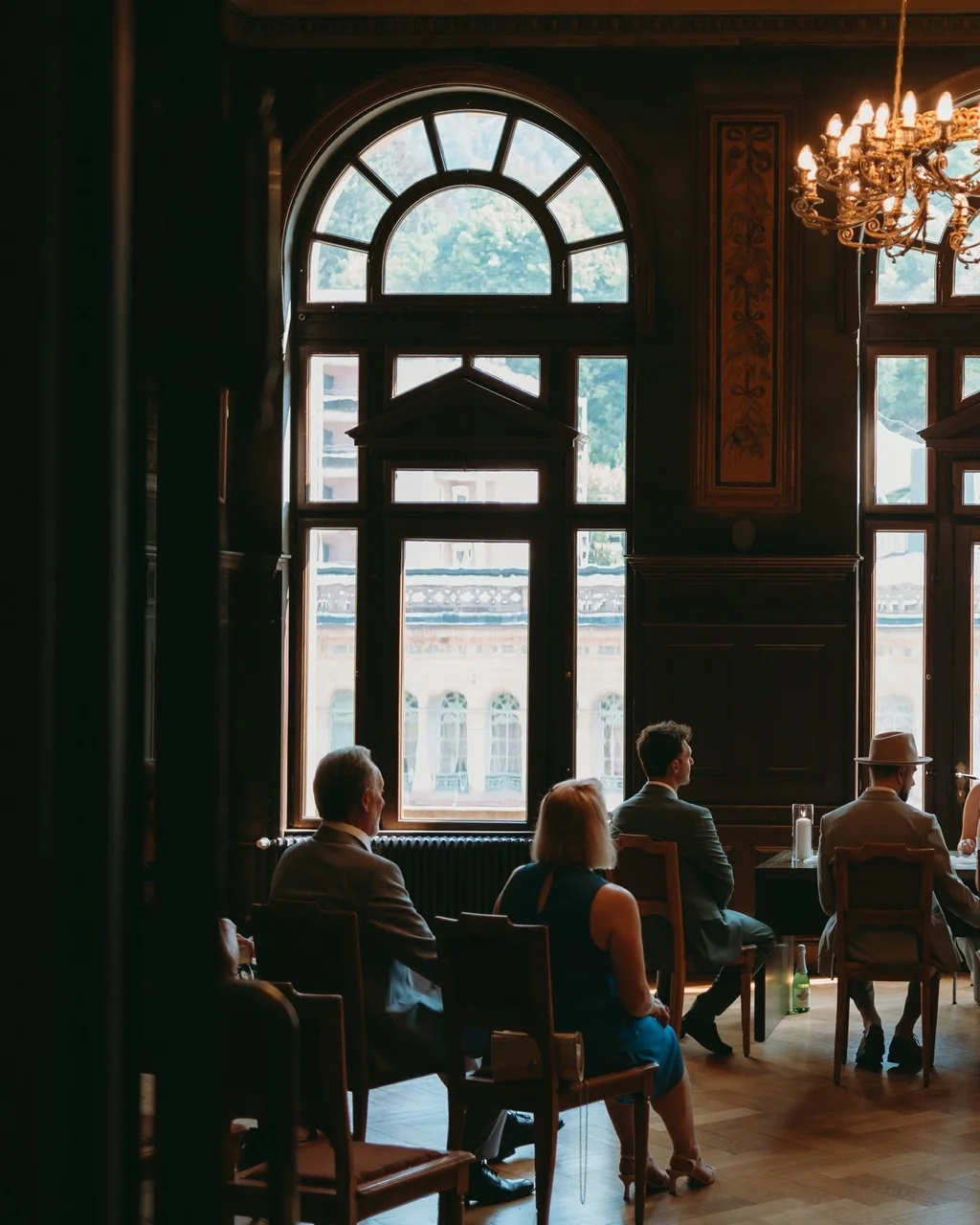 Gäste bei der standesamtlichen Trauung